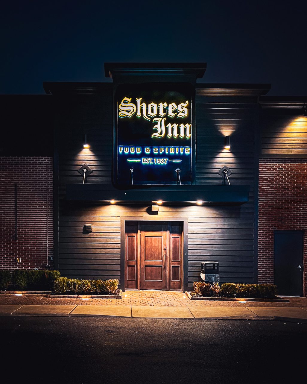 Entrance and signage of Shores Inn in Michigan.